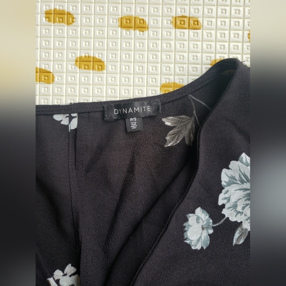 Dynamite black floral wrap tunic/blouse size small - Picture 4 of 4